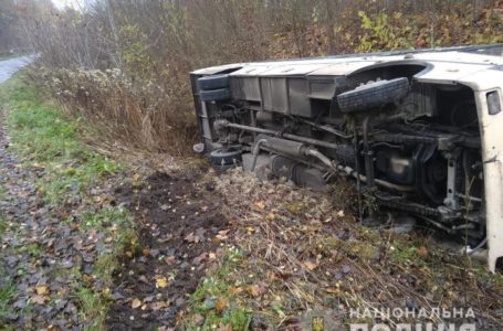 На Тернопільщині на швидкості перекинувся рейсовий автобус