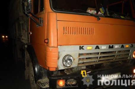 На Борщівщині КаМАЗ збив пенсіонерку, жінка у реанімації