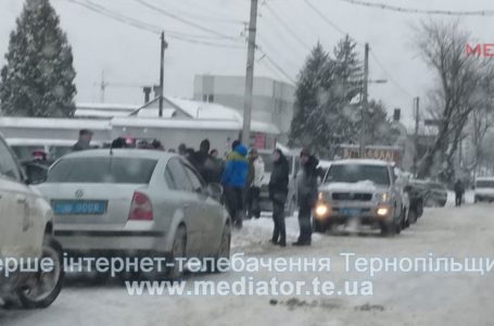 АТП одне, власників двоє. Біля складських приміщень знову збираються люди (Наживо)