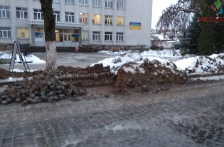 У Теребовлі продовжують вкладати демонтовану бруківку (Фото)