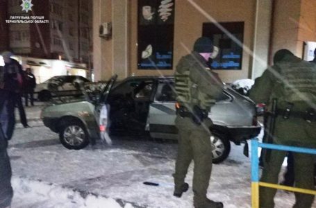 У Тернополі нетверезий водій, тікаючи від патрульних, врізався в авто