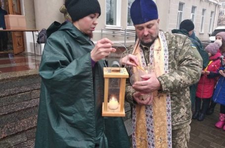 Пластуни передали Тернопільським артилеристам вогонь єднання та миру