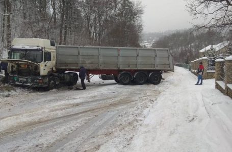 У Кременці вантажівку занесло та викинуло на узбіччя