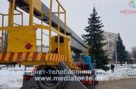 У Тернополі розпочали демонтаж новорічних ялинок