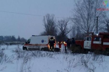 Неподалік Тернополя швидка застрягла в снігу, прямуючи на виклик