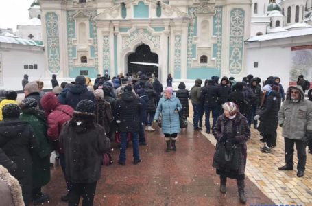 Біля Софії Київської довжелезна черга, аби побачити томос (Фото)