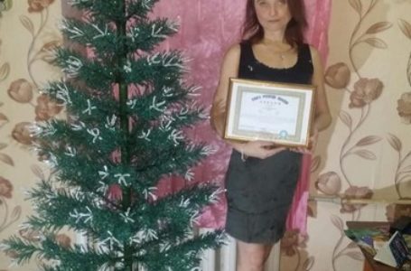Тернополянка сторила рекордну ялинку з 20 кг бісеру (Фото)