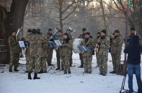 Тернополяни занурювались в ополонку під звуки оркестру (Фото)