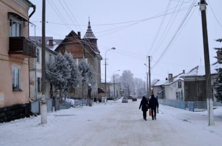 У Підгайцях з балкону випала неповнолітня, дівчина у важкому стані