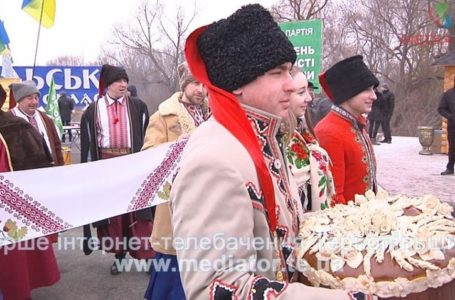 На Збручі півтисячі тернополян і хмельничан взялися за руки (Відео)