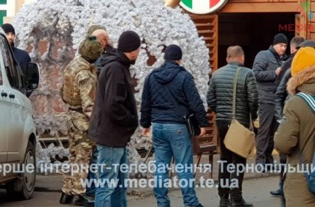 У центрі Тернополя затримують чоловіка. Кажуть, за хабар (Фото)