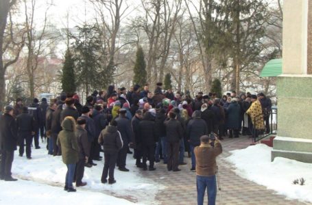 Дві Служби біля церкви. У селі Гніздичне на різних мовах молились мирно
