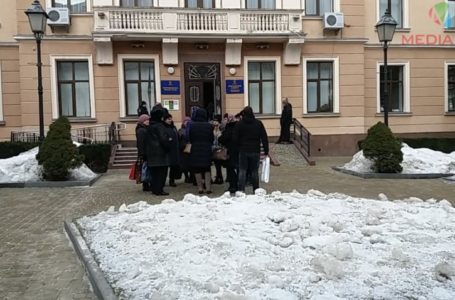 Захисники аптеки протестують під стінами Тернопільської міськради (НАЖИВО)