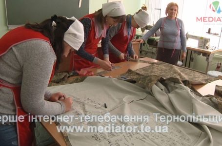 Тернопільські студенти шиють одяг бійцям з віршами (Відео)