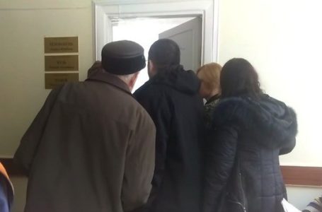 У тернопільській поліклініці люди із «живої» черги накинулися на жінку, яка записалася до лікаря онлайн (Відео)