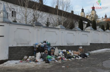 У Кременці забрали сміттєві контейнери, гори відходів – просто неба