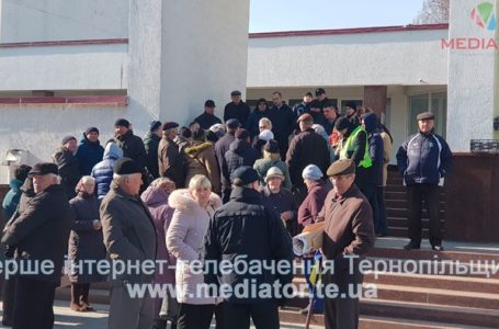 Біля тернопільського ВУЗу протестують люди (Фото)