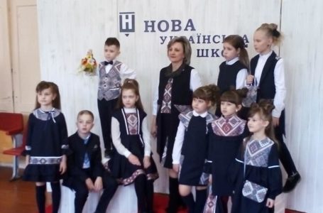 Тернопільські студенти пошили шкільну форму з елементами вишивки та світловідбивачів (Фото)