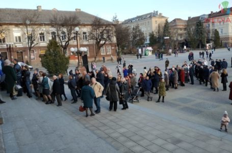Стометрова черга: на концерт хору ім. Г. Верьовки зібралися півтисячі тернополян (Фото)