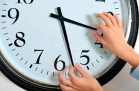 Цієї ночі в Україні переводять стрілки годинника на літній час