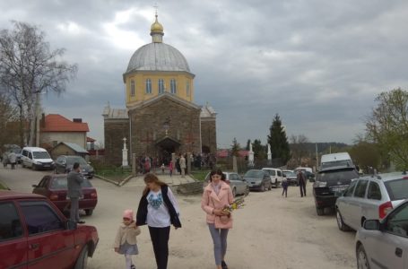 З лозою на вибори. Жителі села Великі Бірки освячують вербу та голосують (Наживо)