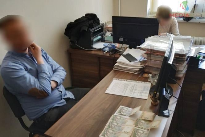 Керівника відділу міськради спіймали на хабарі