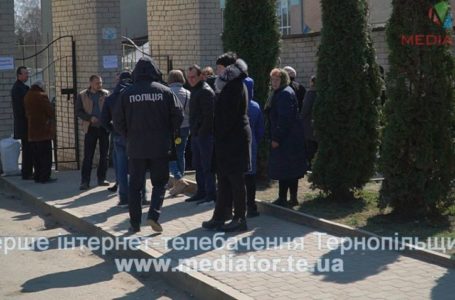 Ні присісти, ні сходити в туалет. У Теребовлі з ночі черга, аби здати голоси (Відео)