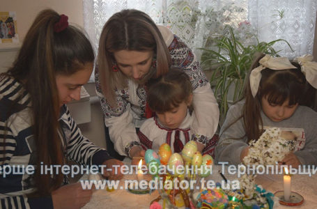 На Тернопільщині школярі малюють писанки (Відео)