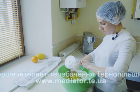Тернопільська шеф-кондитер ділиться рецептом сучасної паски (Відео)