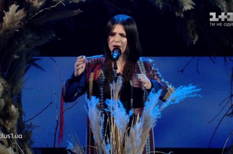 Оксану Муху, яка ввійшла до півфіналу “Голосу країни”, підтримав син Квітки Цісик (Відео)