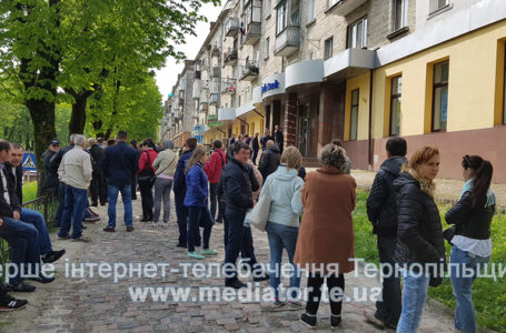 Після свят – на заробітки. У Тернополі біля банків довжелезні черги (Фото)