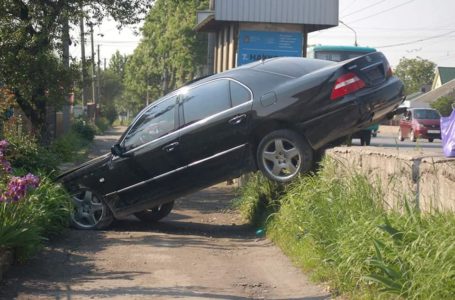 У Тернополі Lexus злетів з дороги на тротуар (Фото)