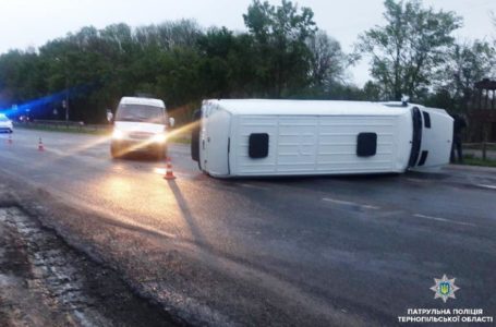 Поблизу Тернополя п’яний водій перекинувся на мікроавтобусі
