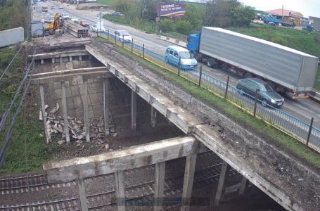 Гаївський міст, яким попри заборону курсують вантажівки, цілодобово не патрулюватимуть. Встановлено знаки
