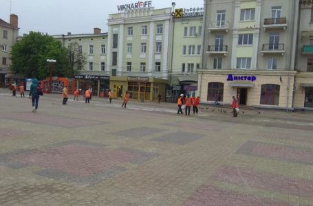 “Жирні плями фестивалю”: бруківку у Тернополі відмивають ретельно