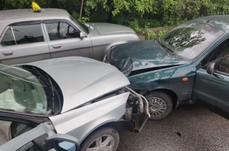 “Лоб у лоб” на вулиці з одностороннім рухом: на Галицькій у Тернополі кількаметровий затор