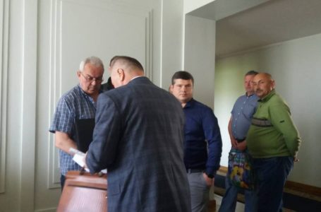 Під ОДА пікет. Люди хочуть приватизувати землю під своїми гаражами (Наживо)