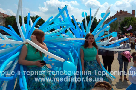Яскраві костюми та захопливі шоу: у Тернополі парад учасників танцювального фестивалю (Наживо)