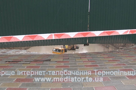 У Тернополі біля забудови, яку затопило, збирається комісія (Наживо)