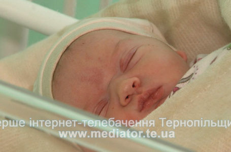 Мама не з’явилася. Маленьку “зірку” з тернопільського пологового передадуть в сиротинець (Відео)