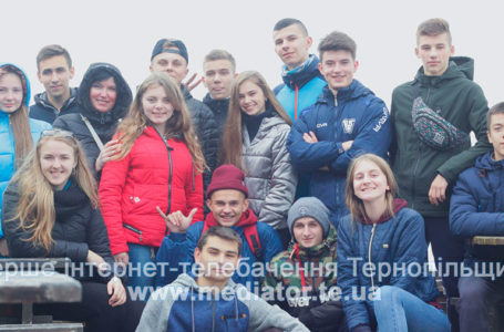 Випускники з Великих Гаїв відмовились від святкування заради мандрівки (Відео)