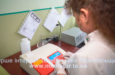 У Збаразькій лікарні придбали новітній апарат, який визначає результати аналізів за 3 хвилини (Відео)