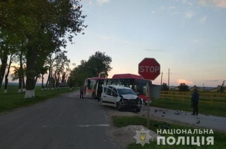 У ДТП на Збаражчині перекинувся пасажирський автобус