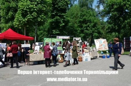 Тернопільські студенти вишили обереги для військових (Наживо)
