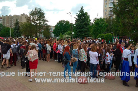 Сотні тернополян у вишиванках йдуть вулицями міста (НАЖИВО)
