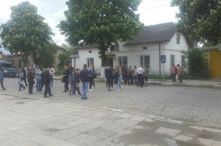 У Теребовлі перекрили дорогу в двох напрямках. Вимагають не закривати сільську школу