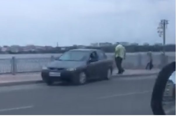 Тротуаром, поблизу Тернопільського ставу, їхала легківка. Порушника встановили  (Відео)