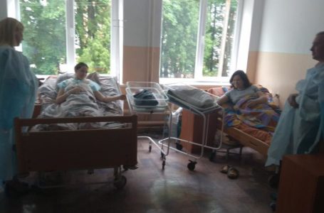 Немовлята, народжені у Тернополі 1 червня, отримали пам’ятні медальйони (Фото)