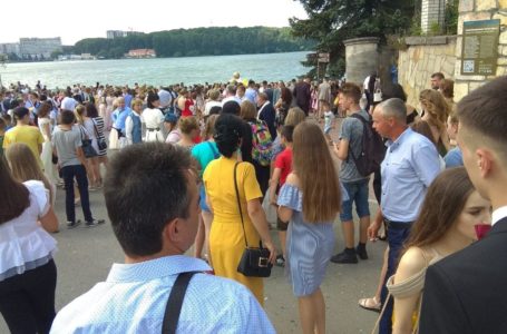 Яскраві сукні та оригінальні костюми: понад тисячу тернопільських випускників йдуть парадом (НАЖИВО)