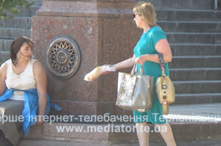 Журналістка МедіаТОРа перевіряла як ставляться тернополяни до безхатченків (Відео)